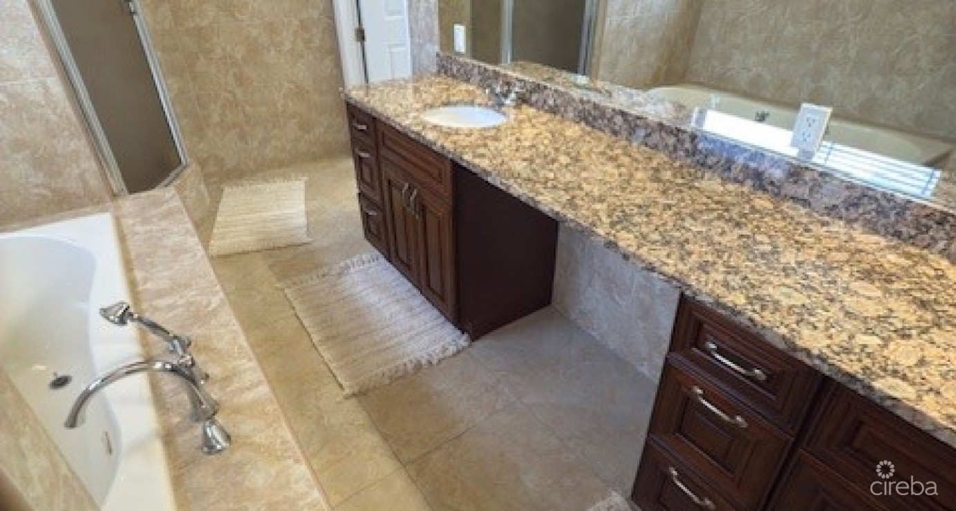 6 Bedroom Across From Beautiful Breakers Beach