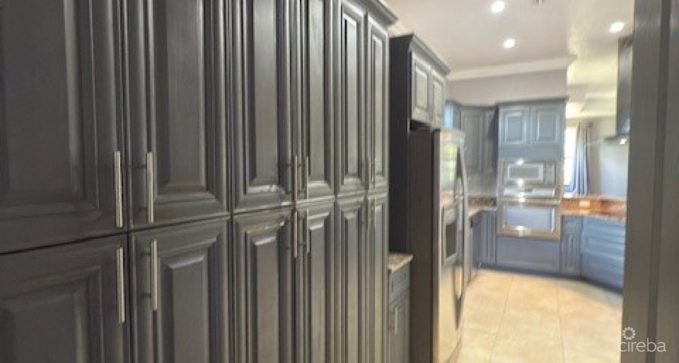 6 Bedroom Across From Beautiful Breakers Beach