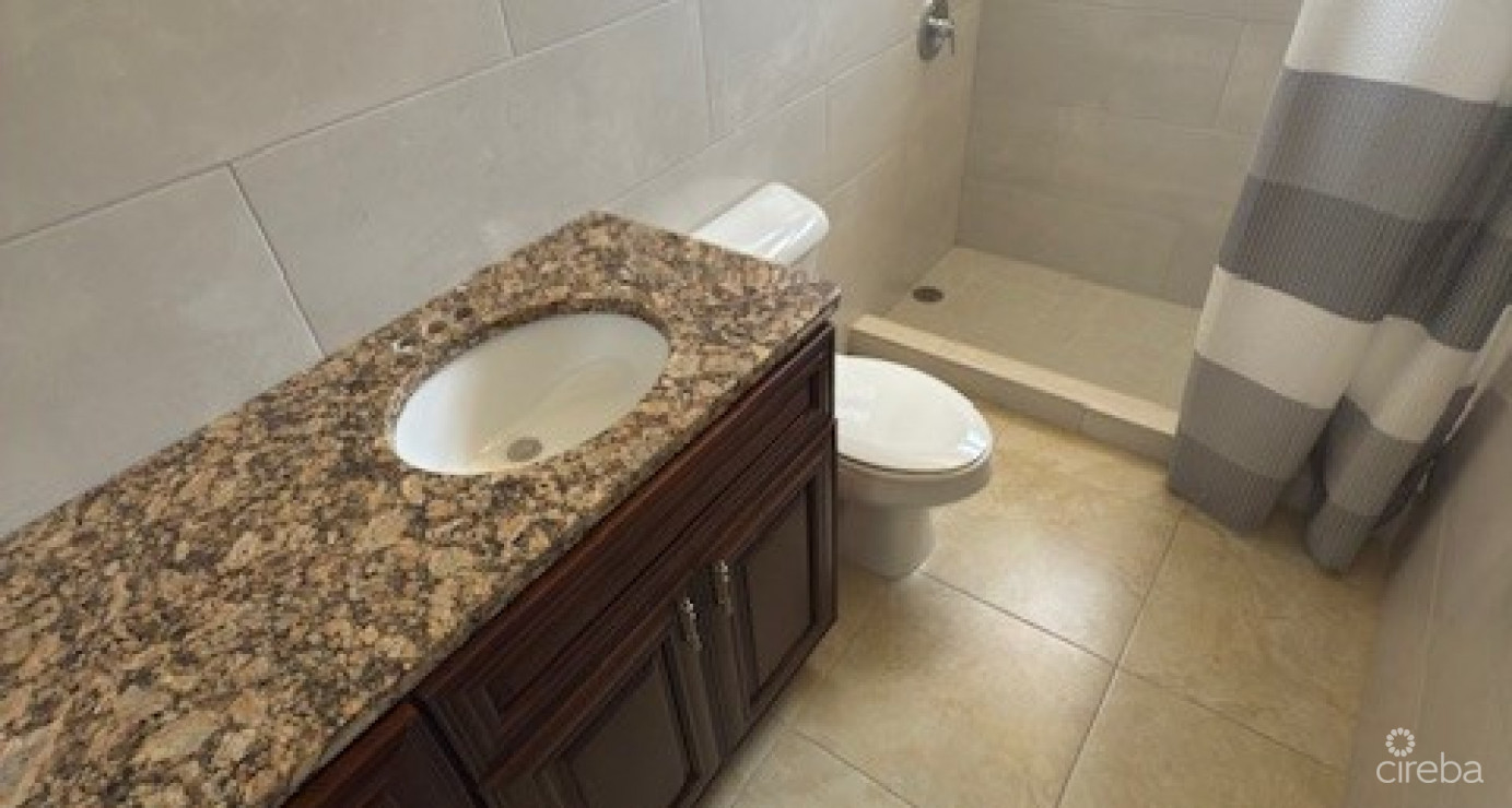 6 Bedroom Across From Beautiful Breakers Beach