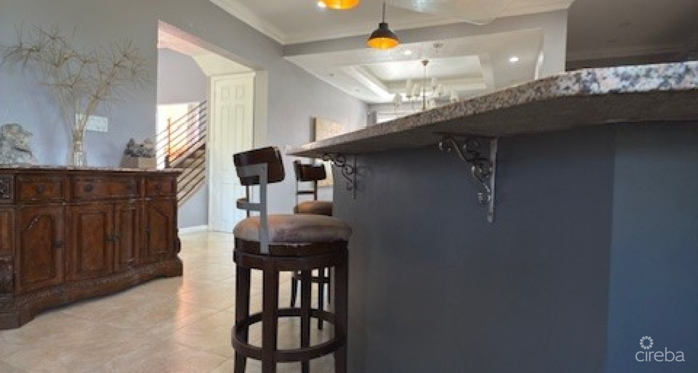 6 Bedroom Across From Beautiful Breakers Beach