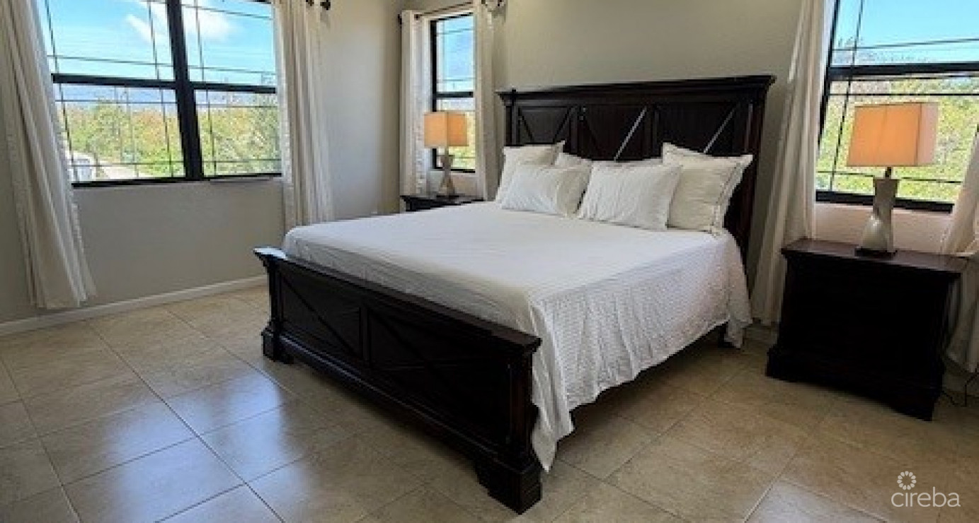 6 Bedroom Across From Beautiful Breakers Beach