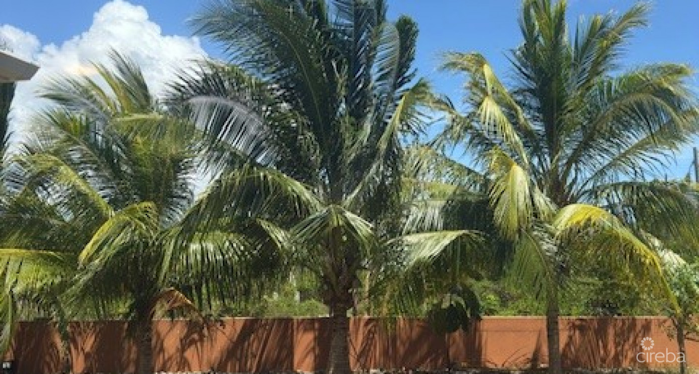 6 Bedroom Across From Beautiful Breakers Beach