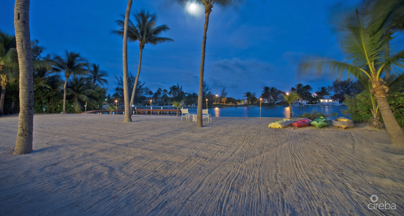 Just 4 Fun - Ultra-private Beachfront Villa, Cayman Kai