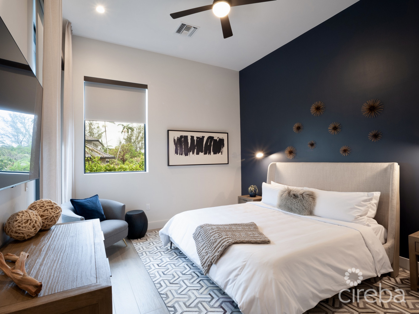 Black Urchin: Private Beachfront Estate