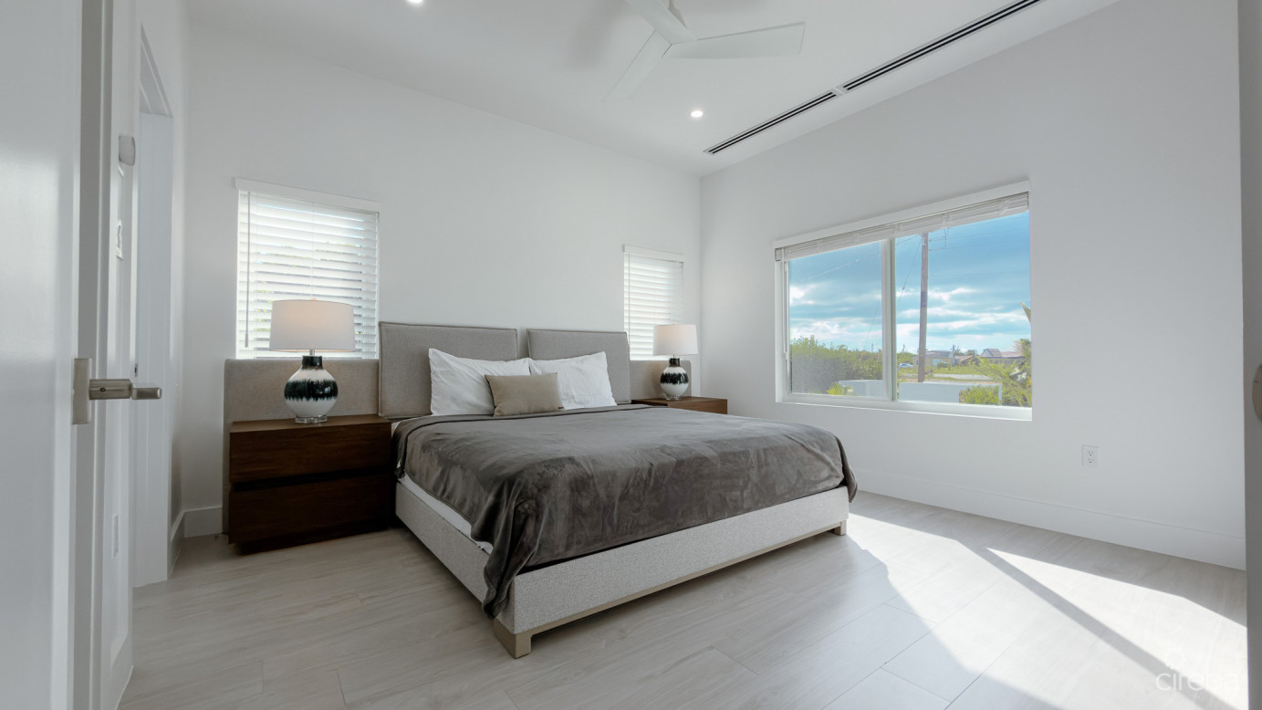 Bodden Town Duplex, Blanco Unit B