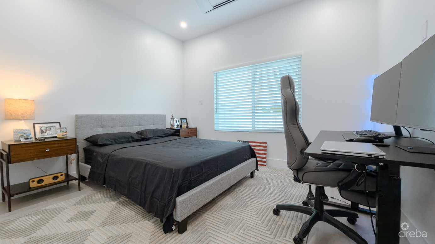 Bodden Town Duplex, Blanco Unit B