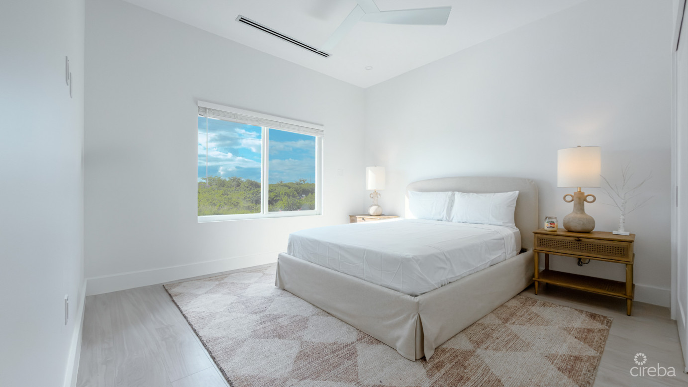 Bodden Town Duplex, Blanco Unit B