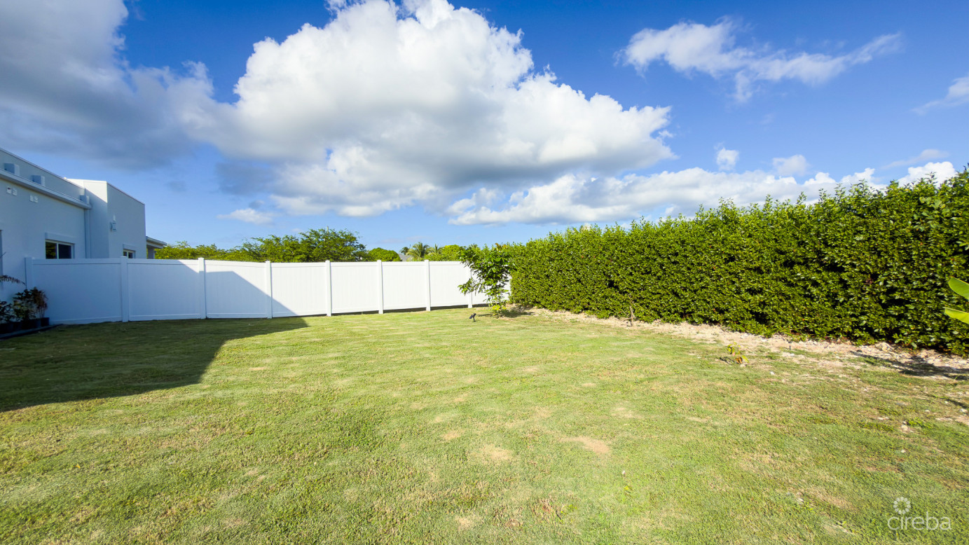 Bodden Town Duplex, Blanco Unit B