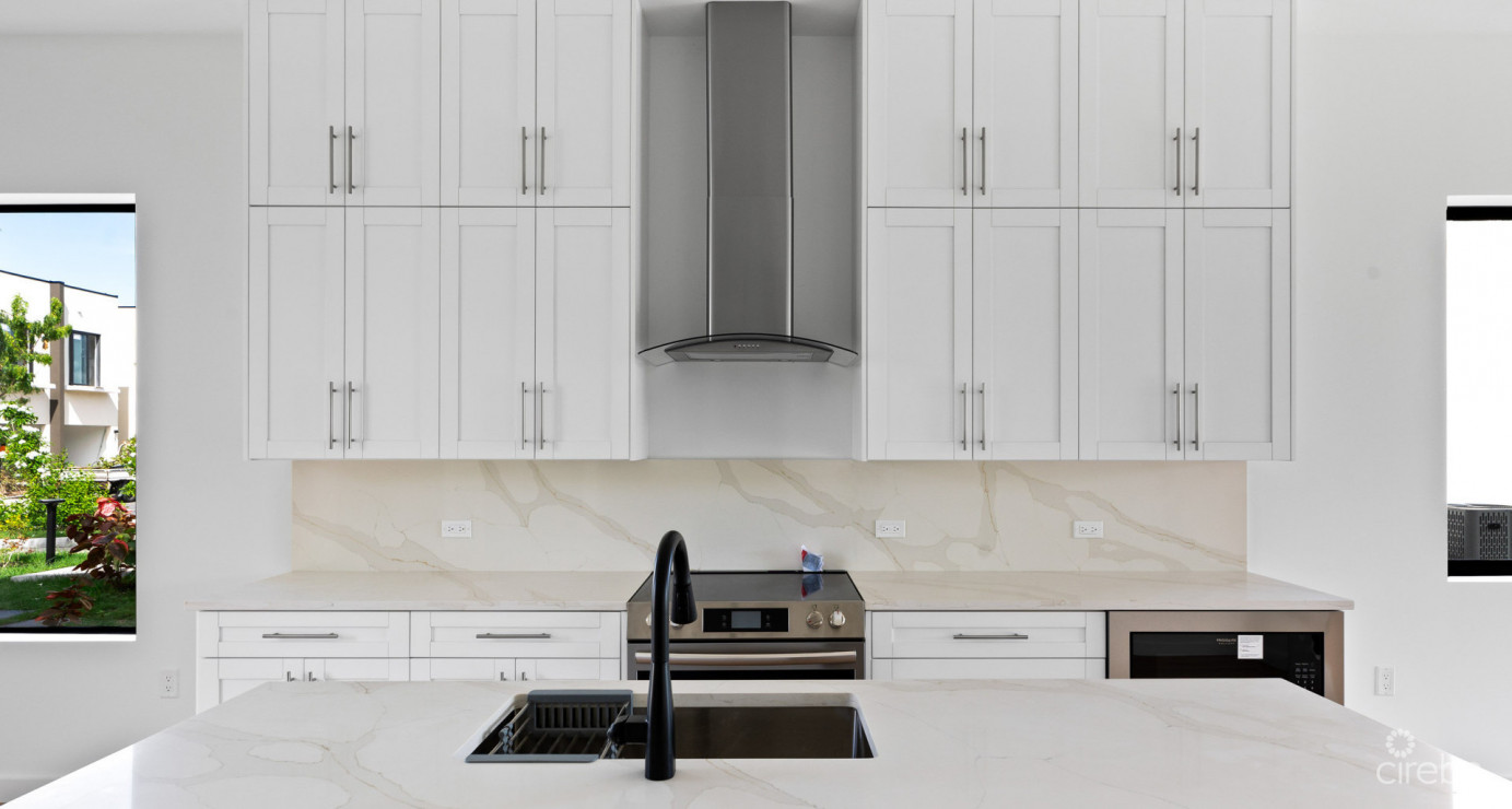 6 Priv, South Sound  Upgraded 2-bed/2.5-bath Pool View End Unit