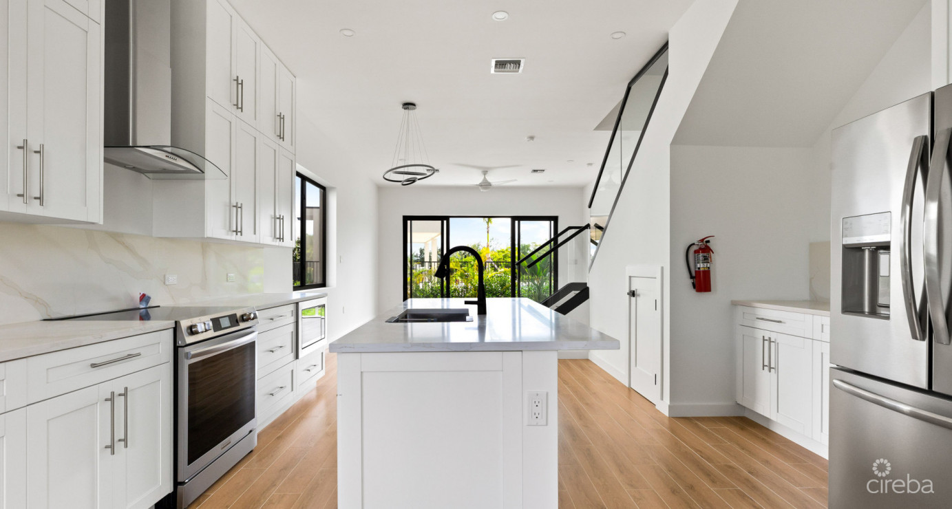 6 Priv, South Sound  Upgraded 2-bed/2.5-bath Pool View End Unit