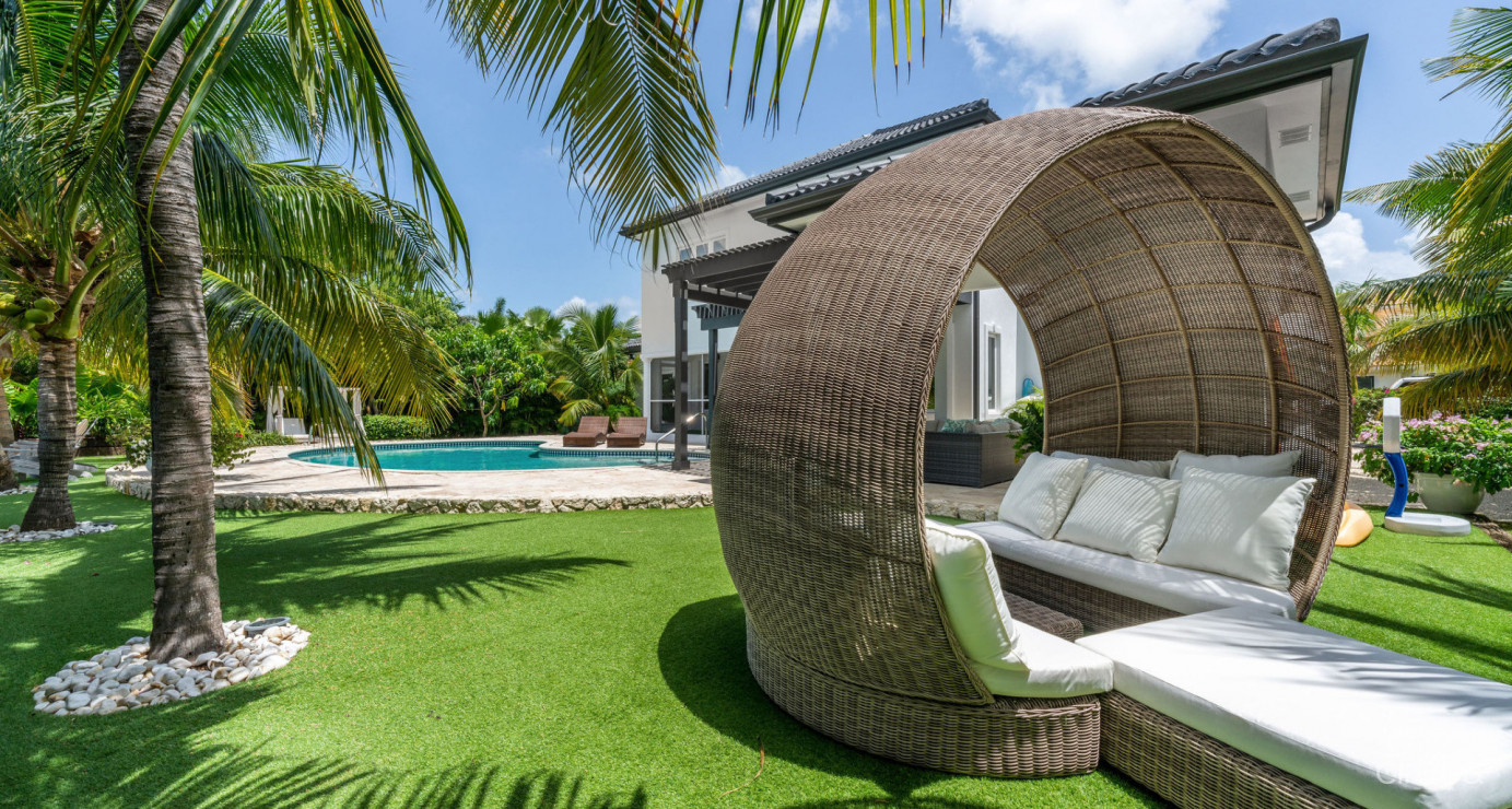 Luxury Residence In Tranquil Yacht Club Location