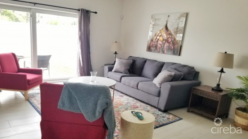 Royal Pines Spacious Townhouse Style Condo--end Unit--fenced Back Garden