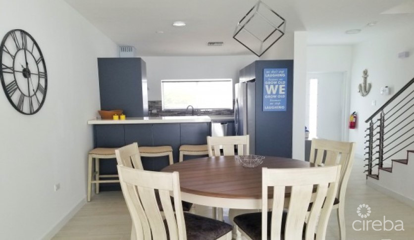 Royal Pines Spacious Townhouse Style Condo--end Unit--fenced Back Garden