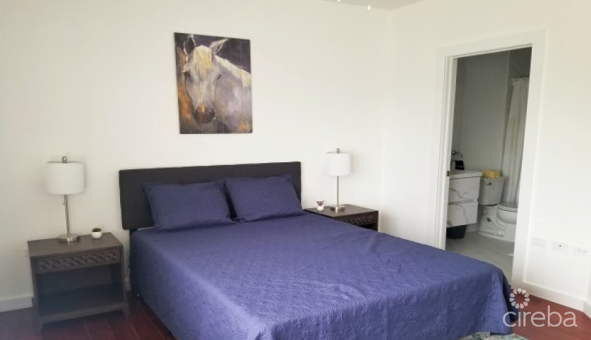 Royal Pines Spacious Townhouse Style Condo--end Unit--fenced Back Garden