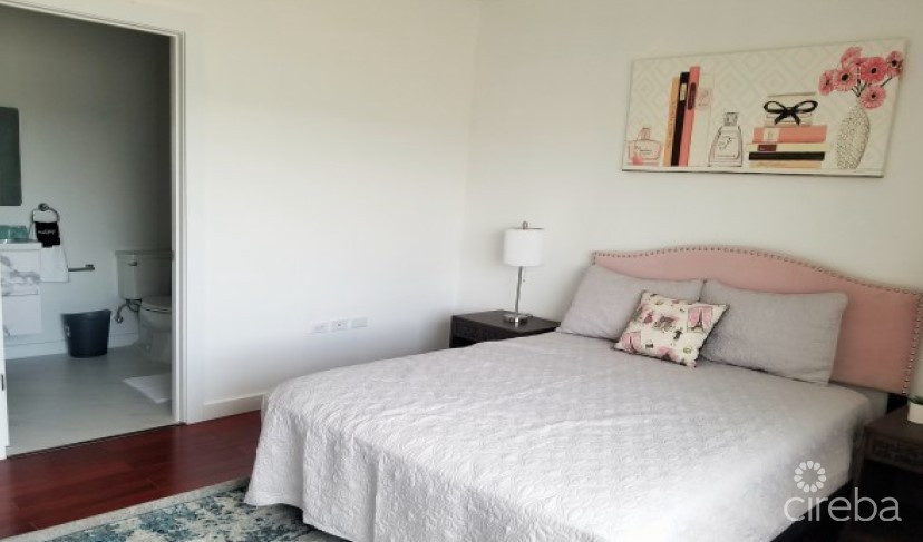 Royal Pines Spacious Townhouse Style Condo--end Unit--fenced Back Garden