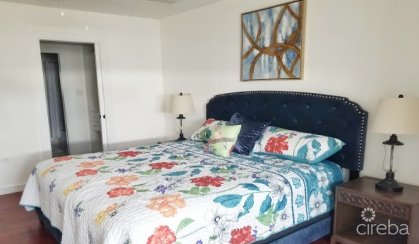 Royal Pines Spacious Townhouse Style Condo--end Unit--fenced Back Garden