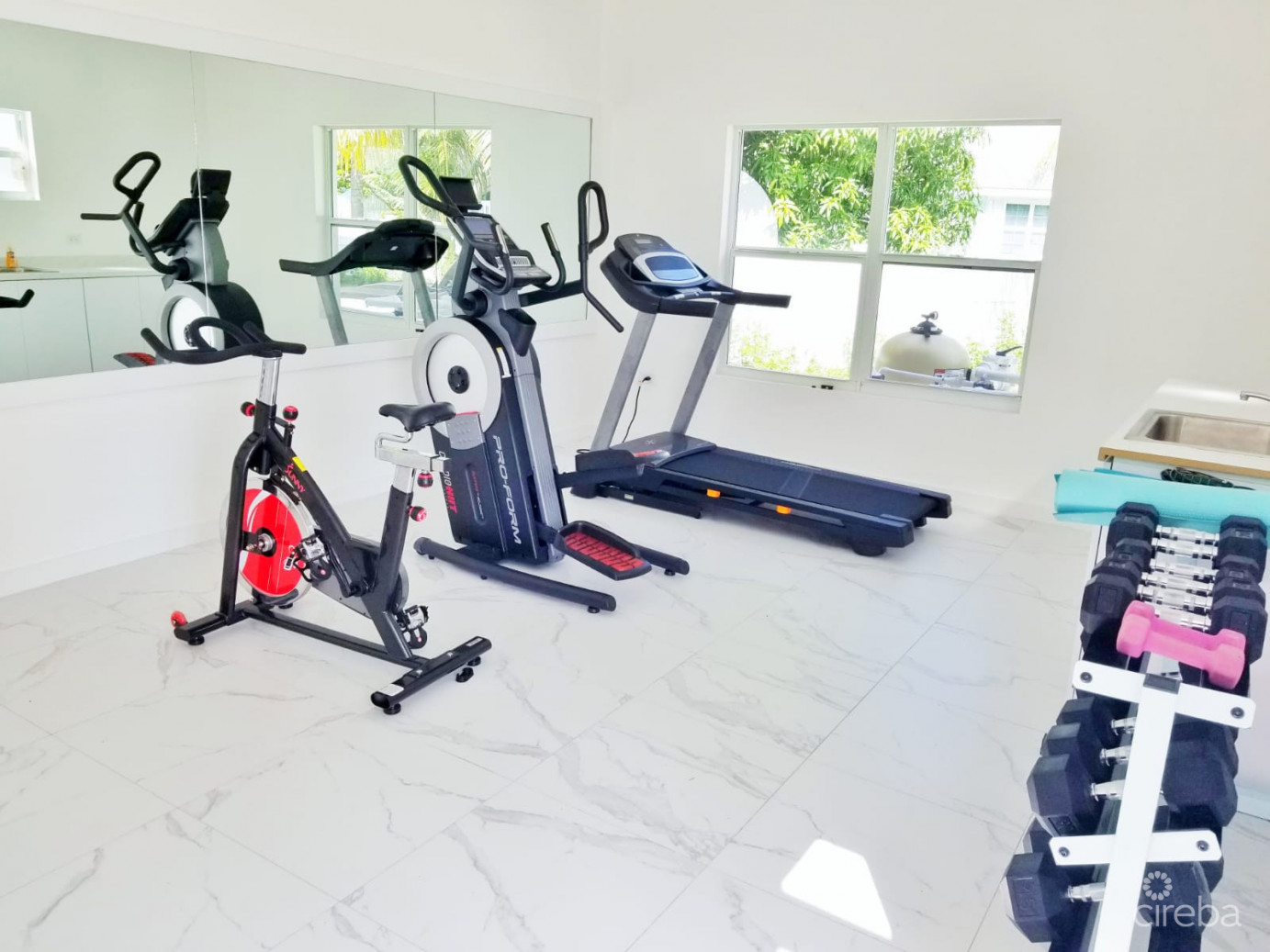 Royal Pines Spacious Townhouse Style Condo--end Unit--fenced Back Garden