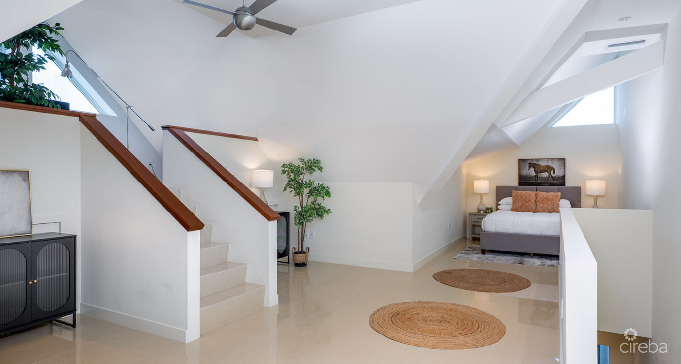 Seaview Oceanfront Penthouse - Elevated Elegance!!