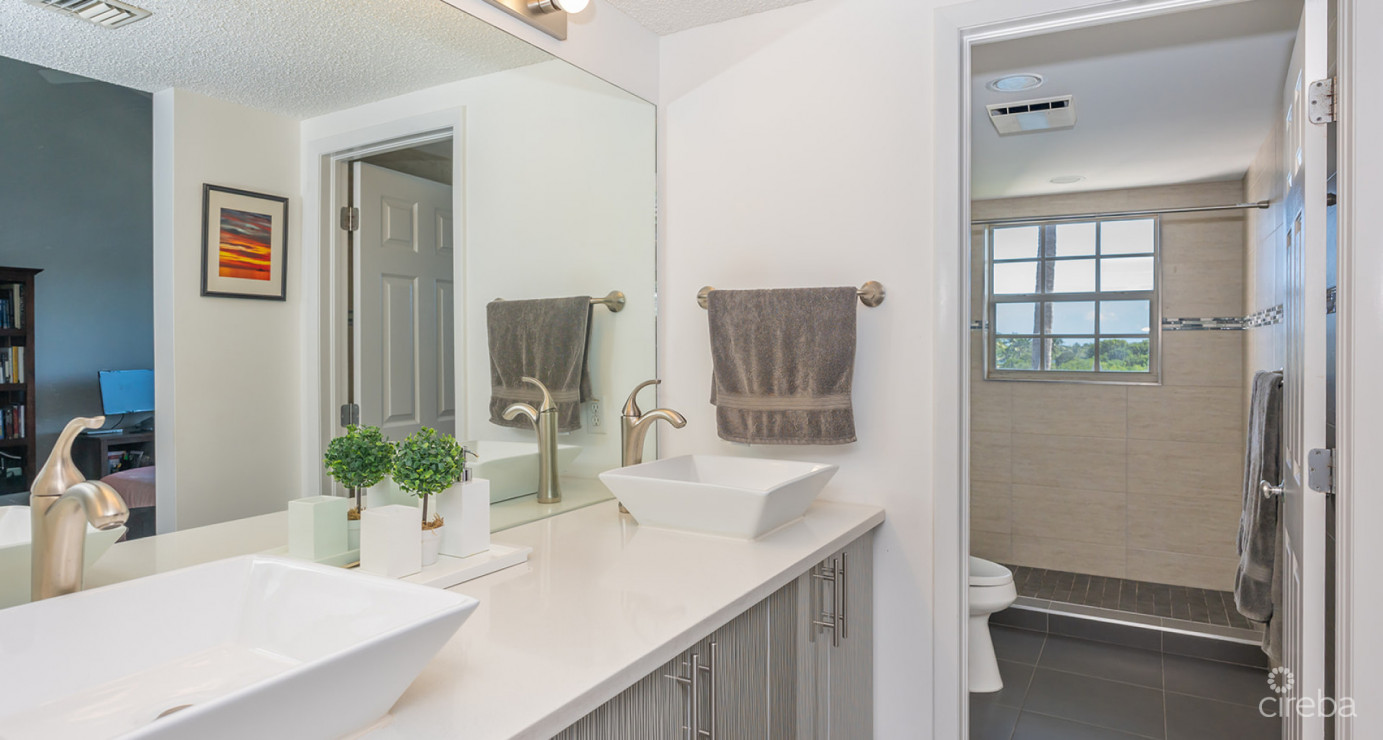 Dual Aspect Waterfront Penthouse At Waterways