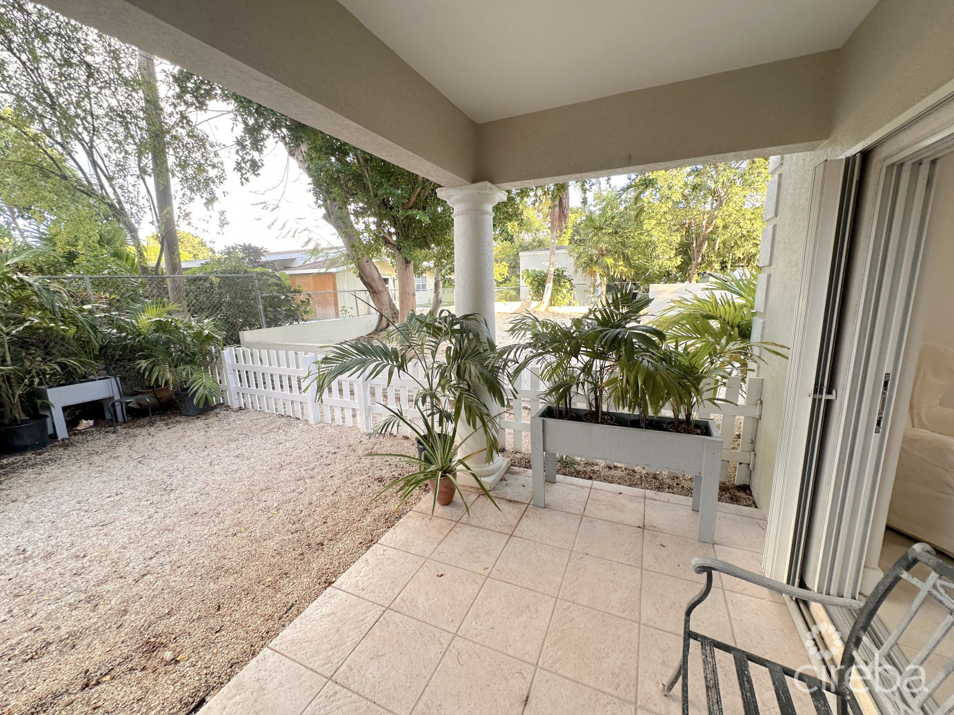 Glen Eden Renovated 2 Bed End Unit With Enclosed Yard