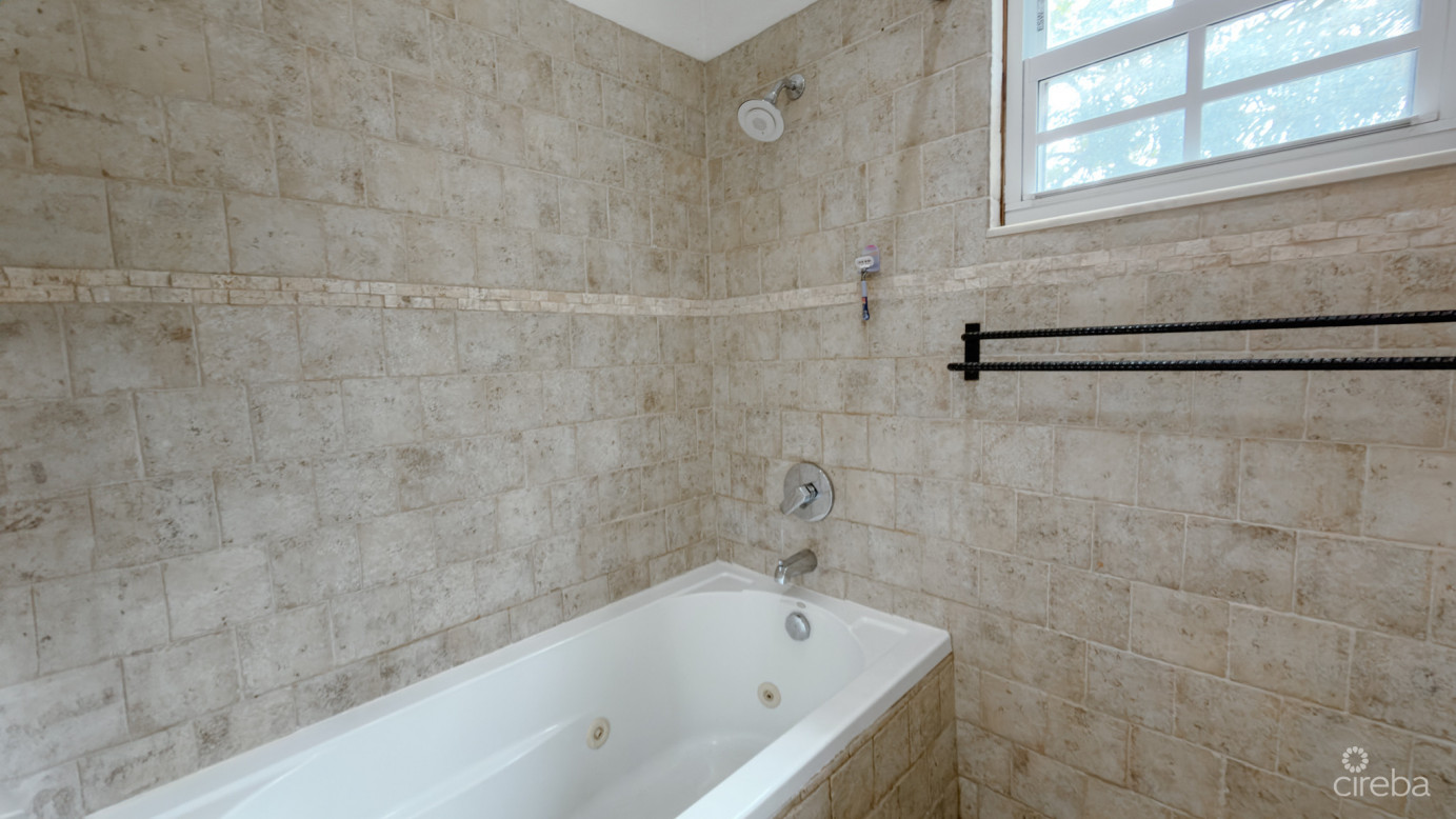 West Bay Family Home With Pool