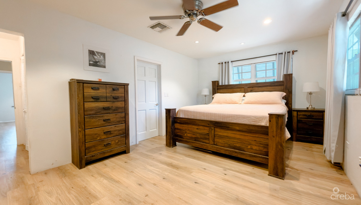 West Bay Family Home With Pool