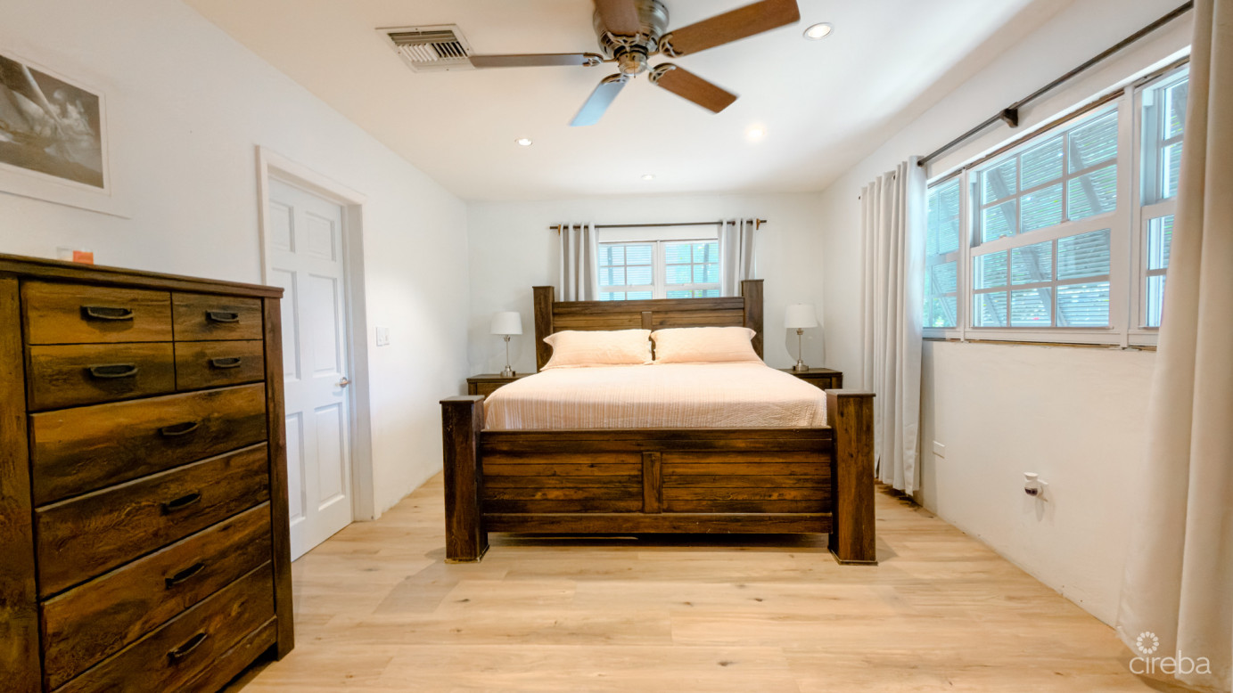 West Bay Family Home With Pool