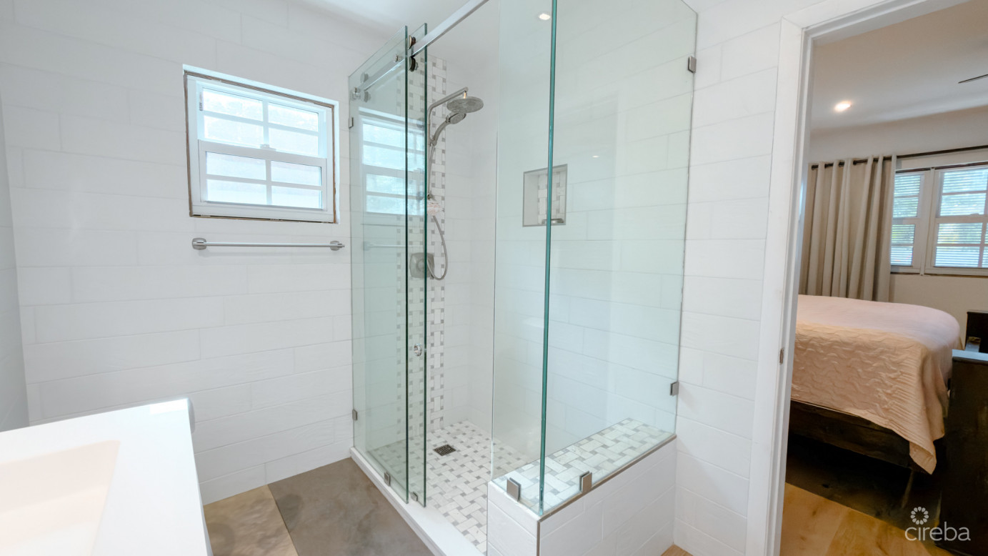 West Bay Family Home With Pool