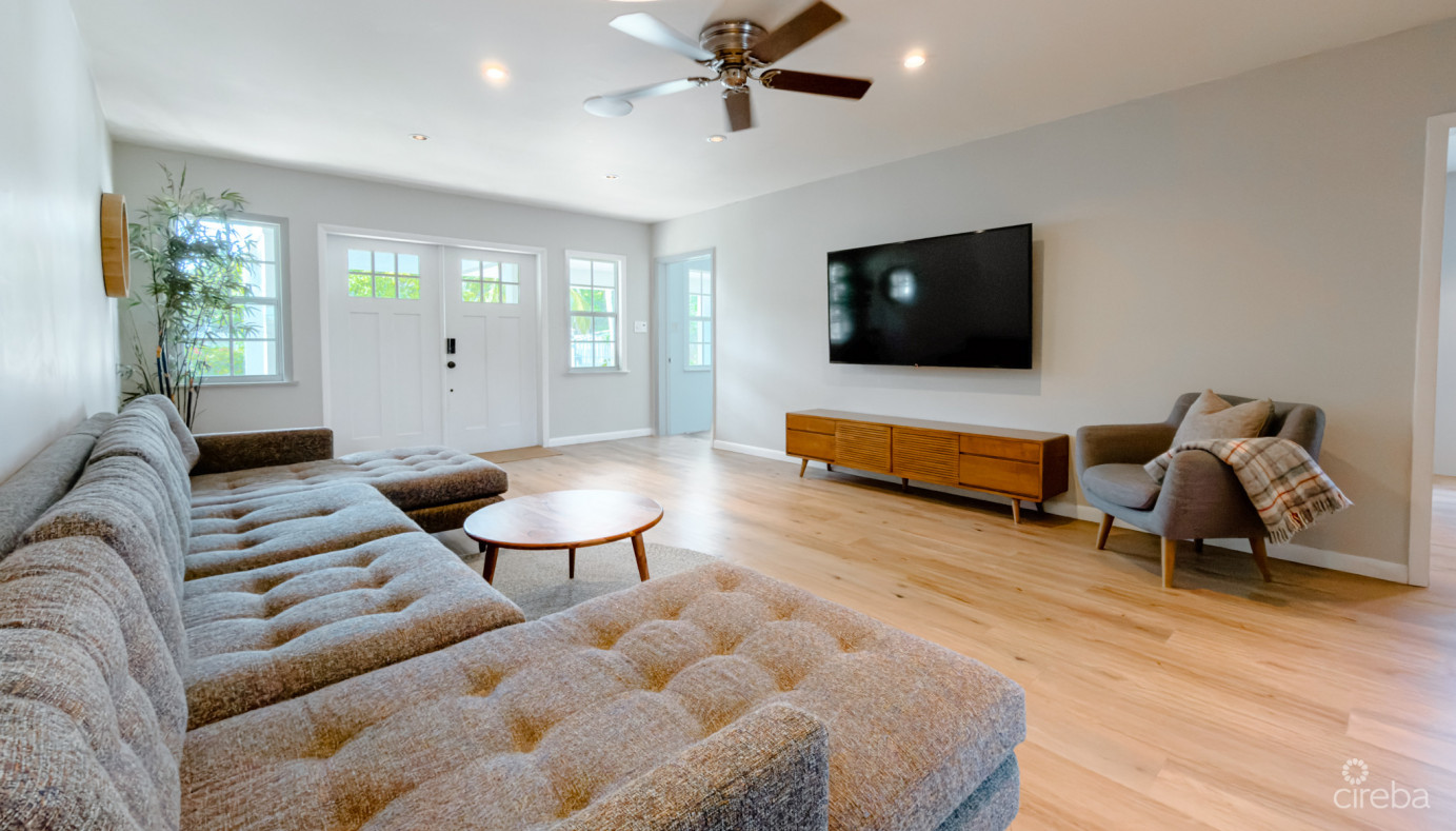 West Bay Family Home With Pool