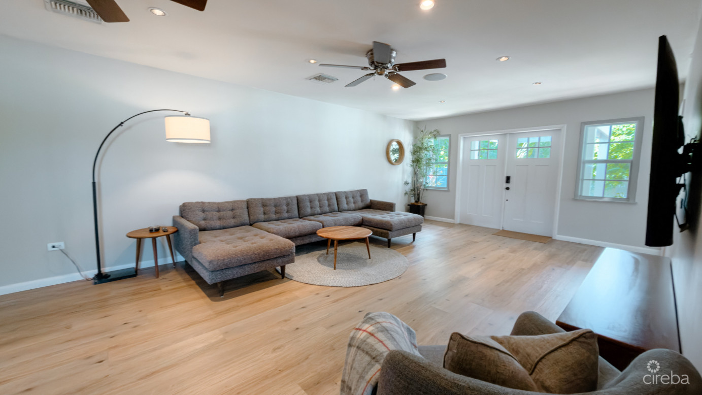 West Bay Family Home With Pool
