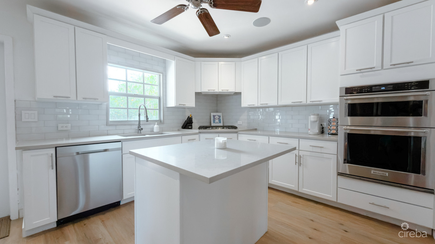 West Bay Family Home With Pool