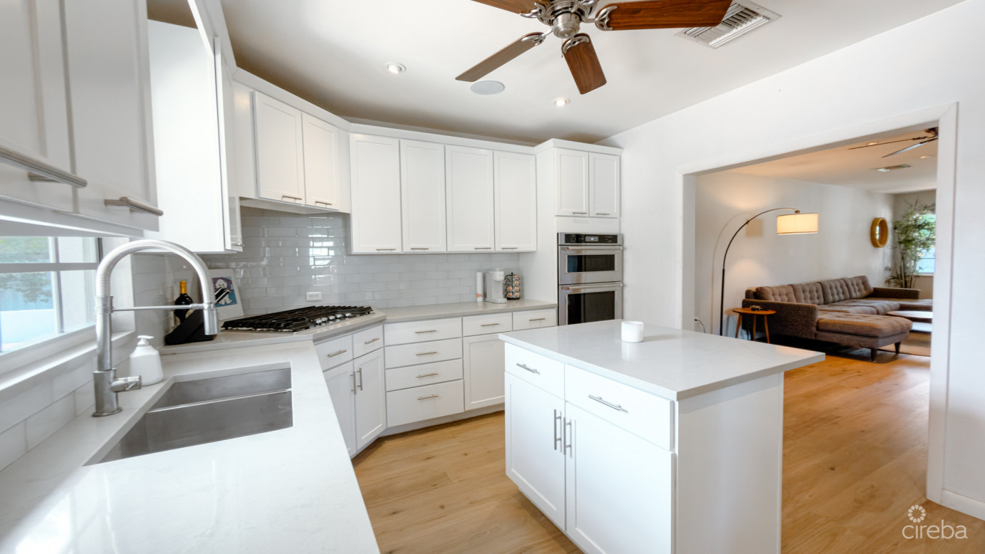 West Bay Family Home With Pool