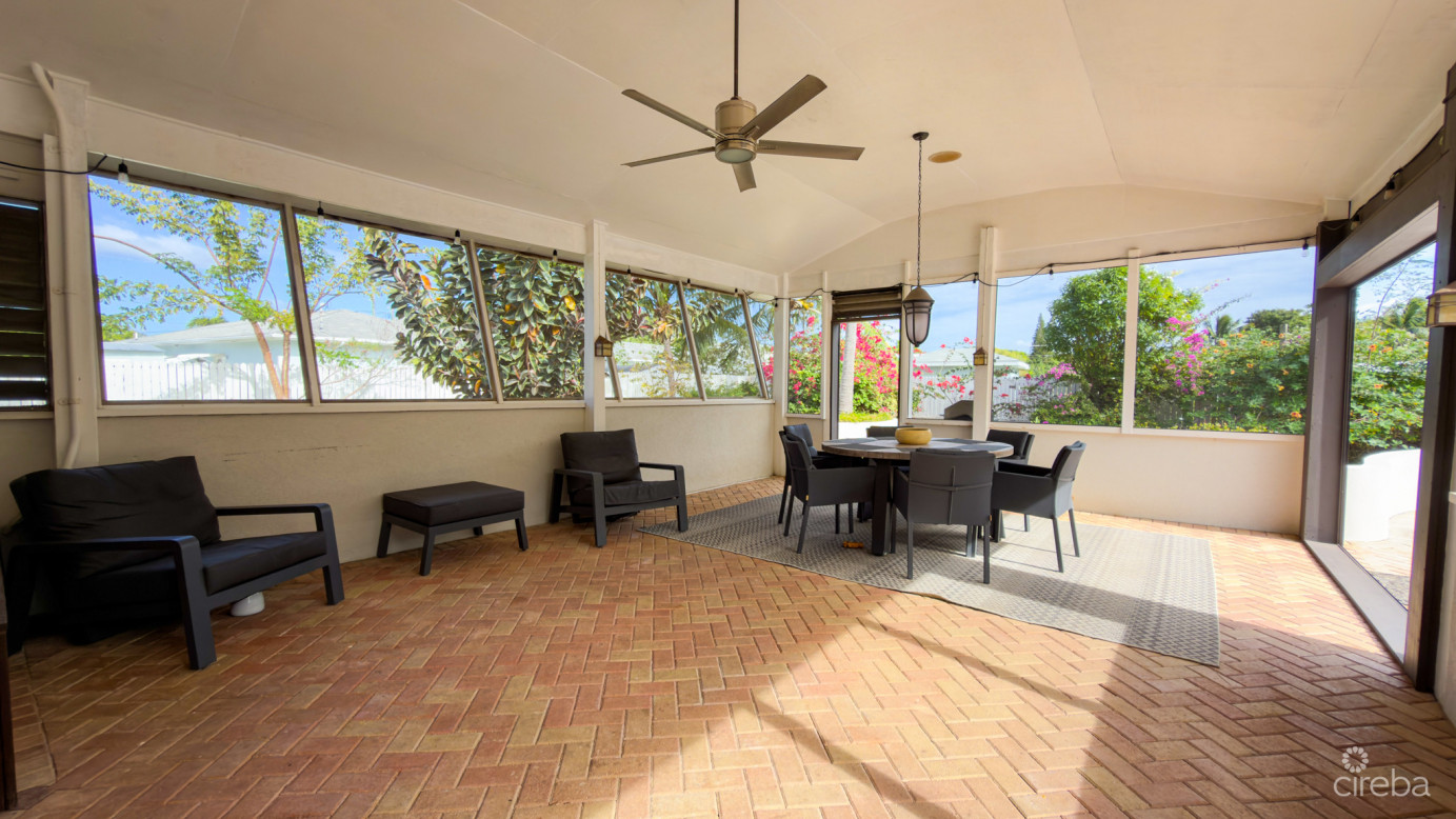 West Bay Family Home With Pool