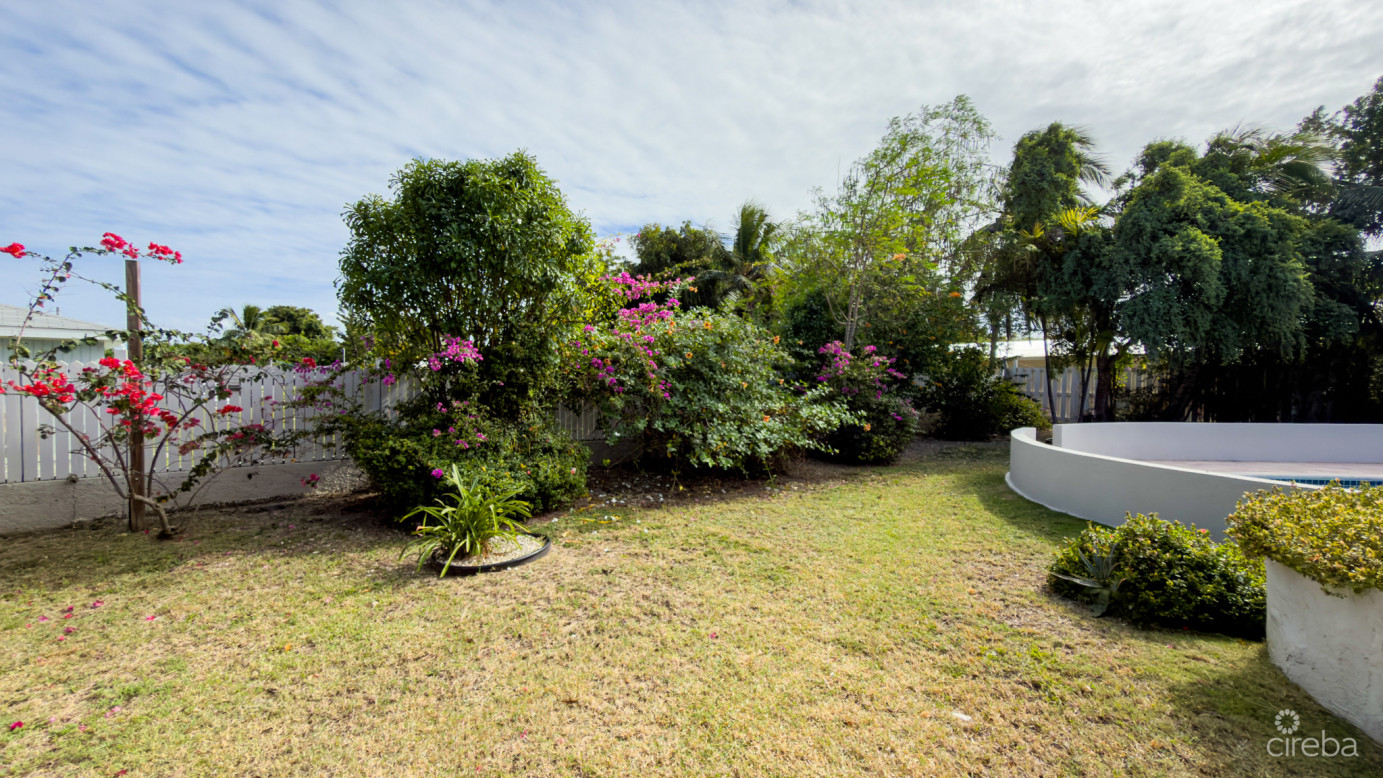 West Bay Family Home With Pool
