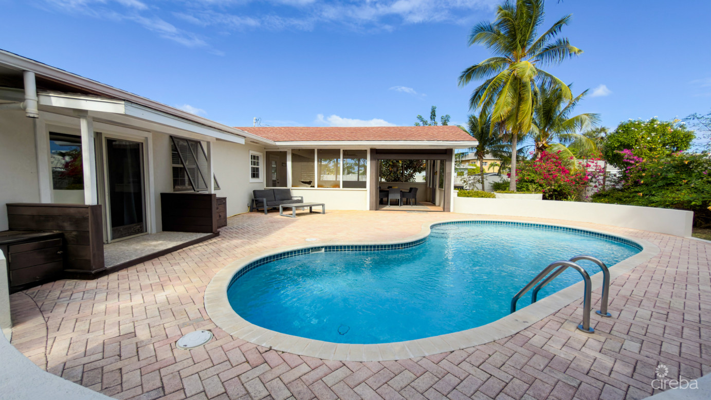 West Bay Family Home With Pool