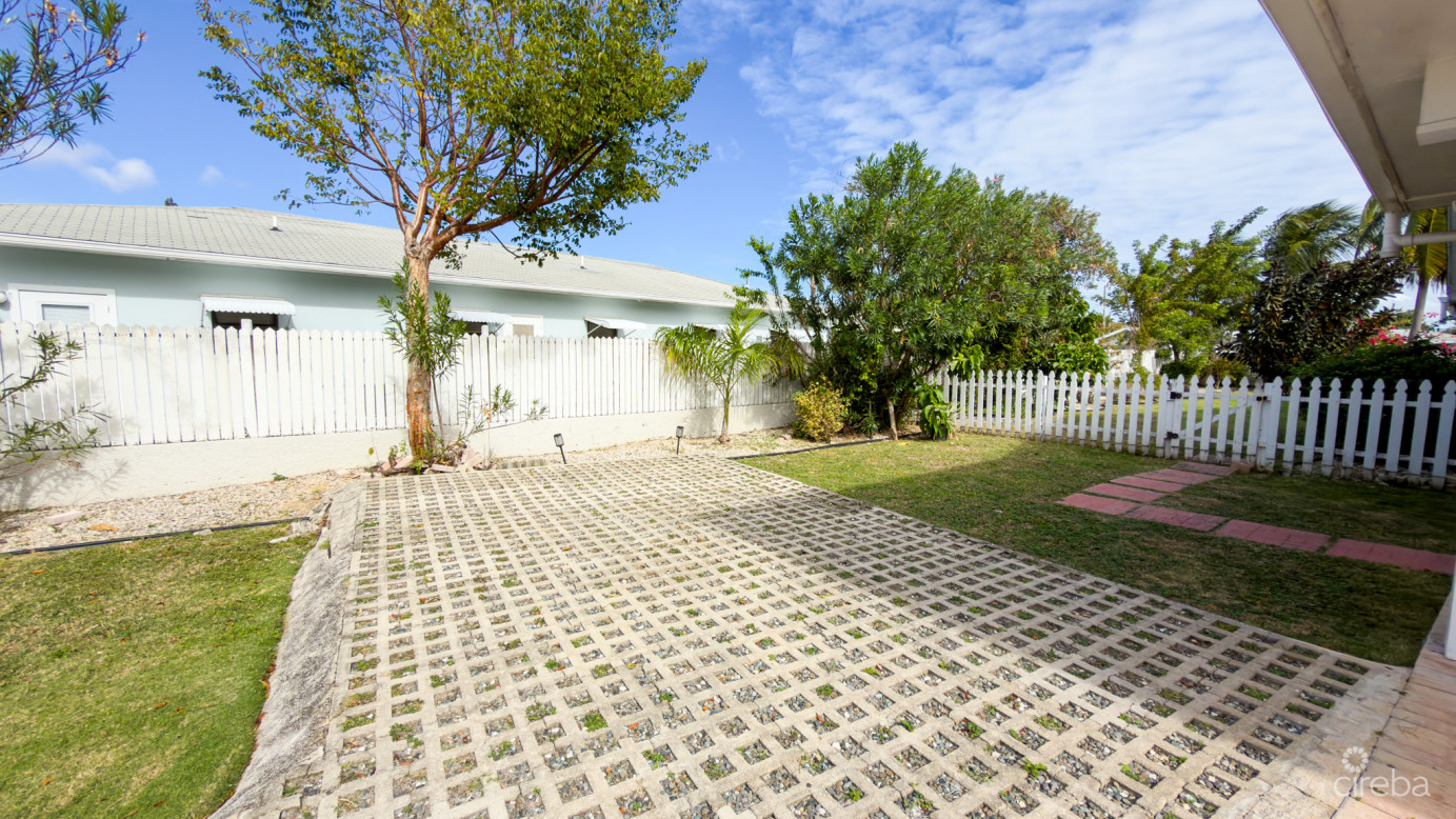 West Bay Family Home With Pool