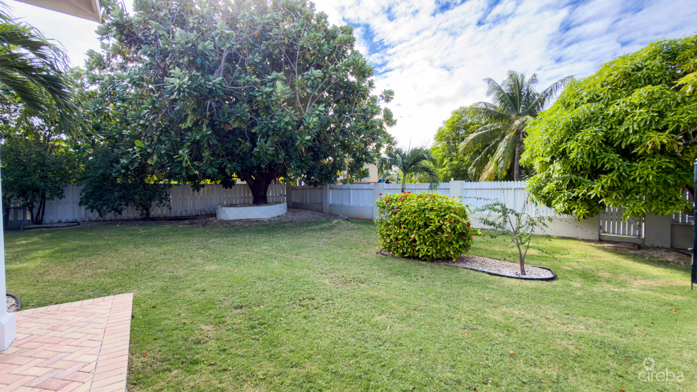 West Bay Family Home With Pool
