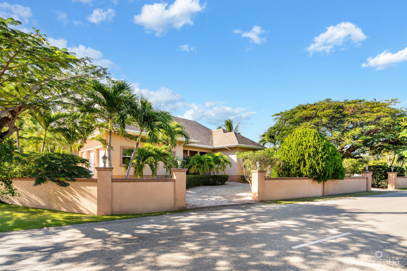 Large 5- Bedroom Home In Beach Bay, Bodden Town