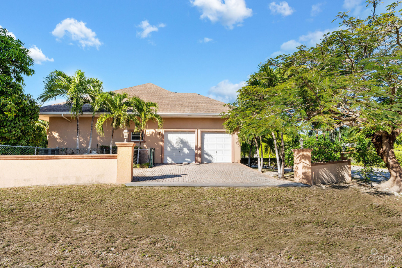 Large 5- Bedroom Home In Beach Bay, Bodden Town