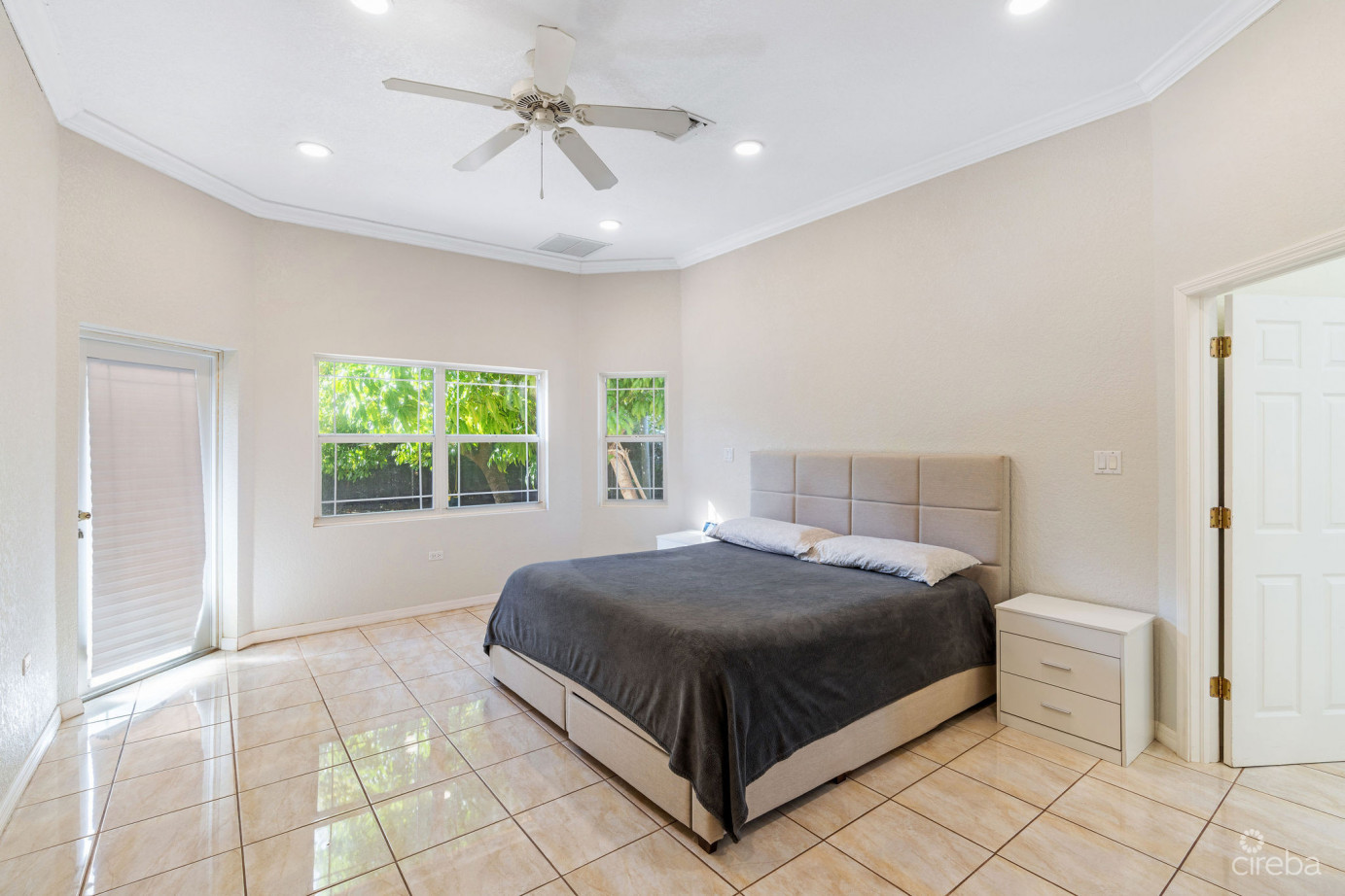 Large 5- Bedroom Home In Beach Bay, Bodden Town