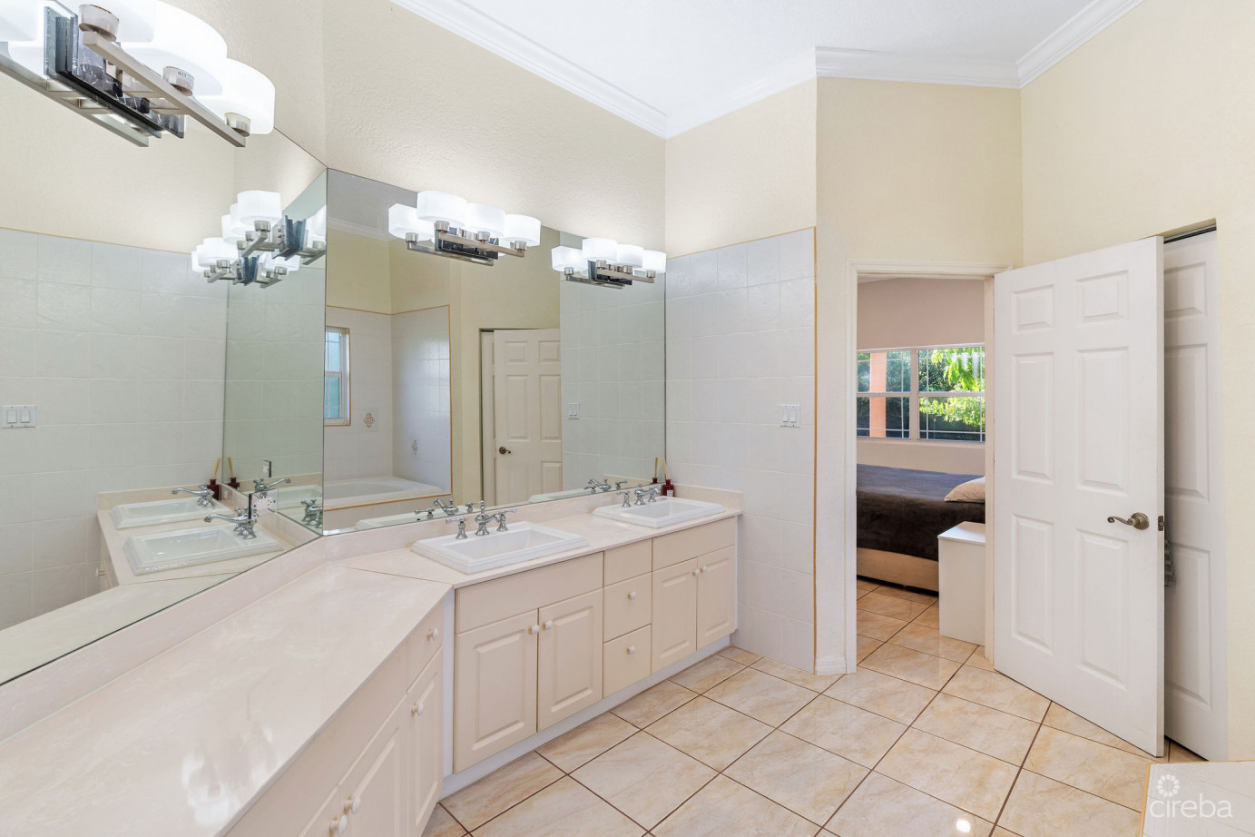 Large 5- Bedroom Home In Beach Bay, Bodden Town