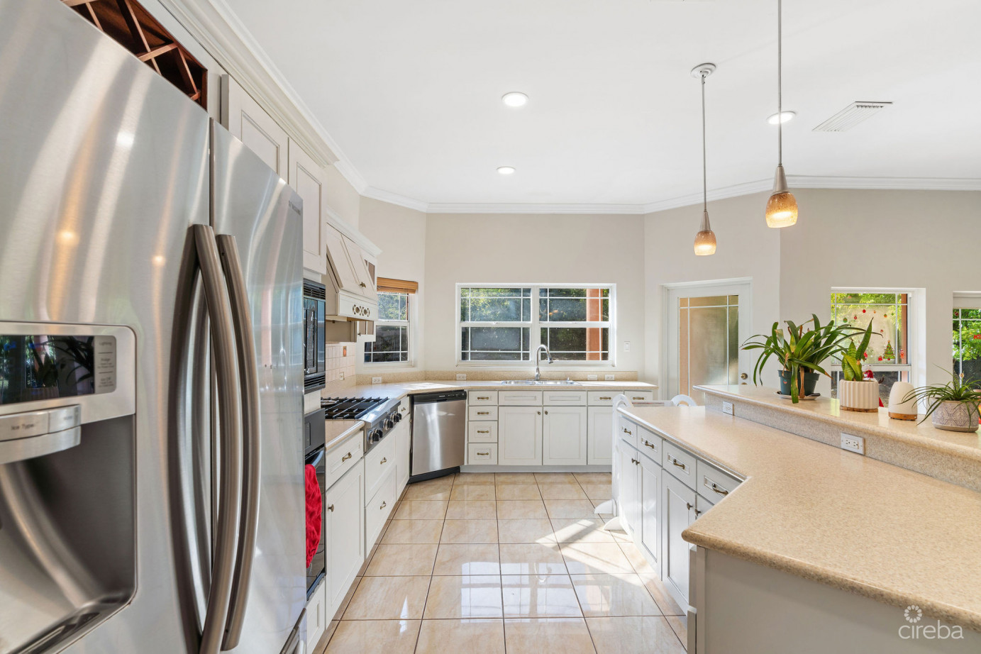 Large 5- Bedroom Home In Beach Bay, Bodden Town