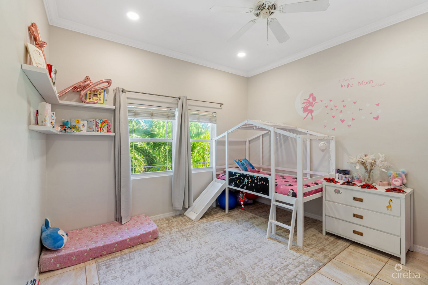 Large 5- Bedroom Home In Beach Bay, Bodden Town