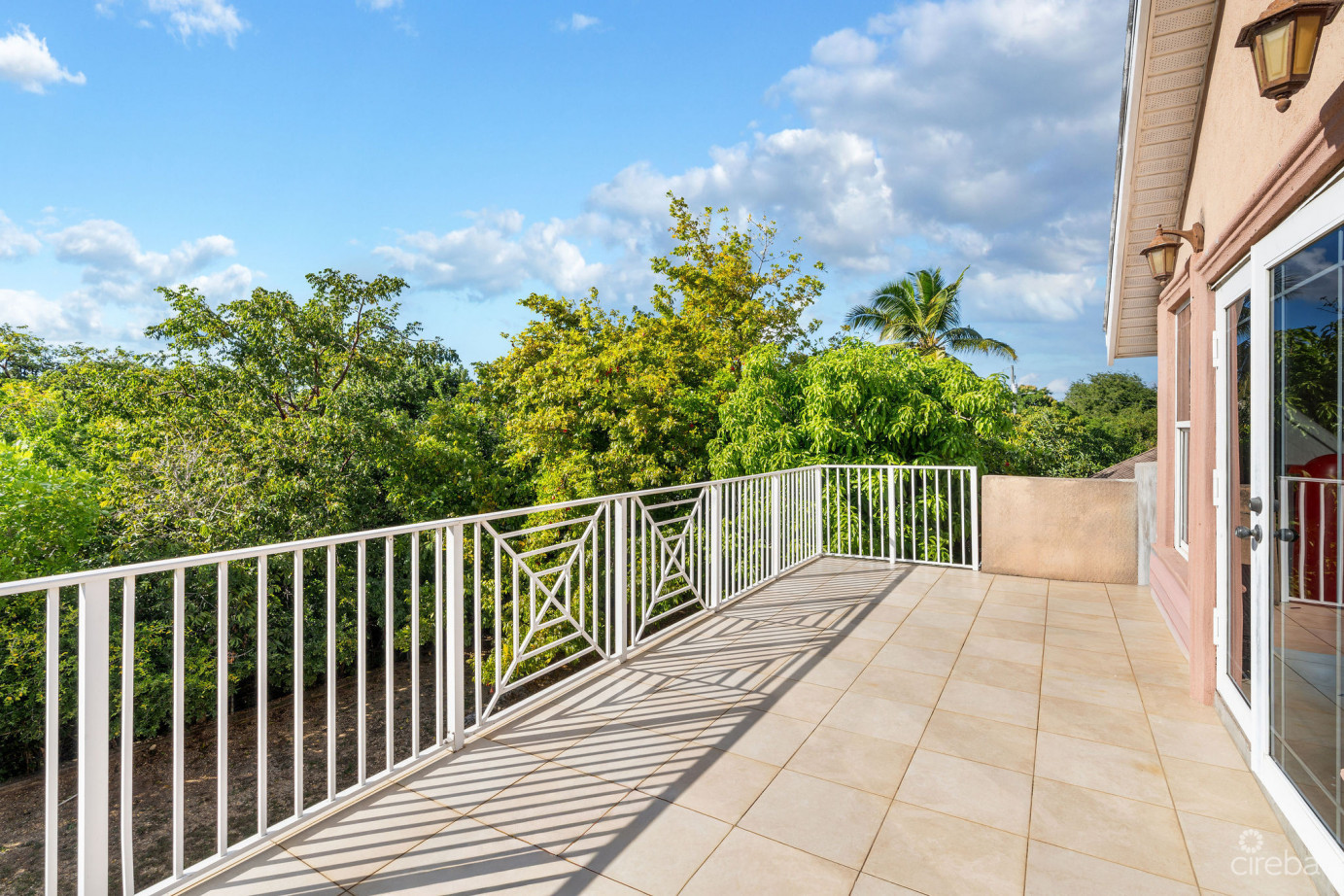 Large 5- Bedroom Home In Beach Bay, Bodden Town