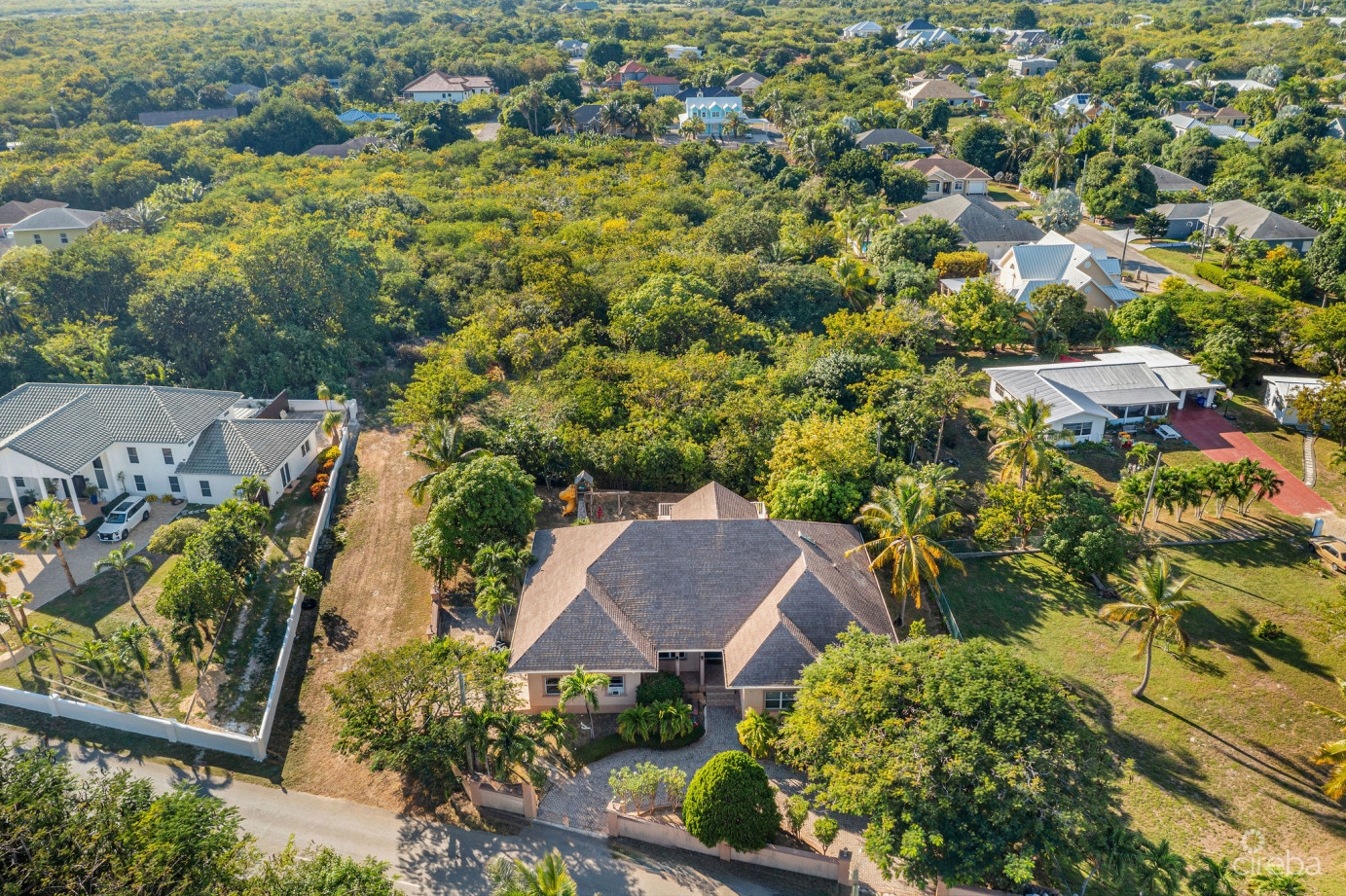 Large 5- Bedroom Home In Beach Bay, Bodden Town