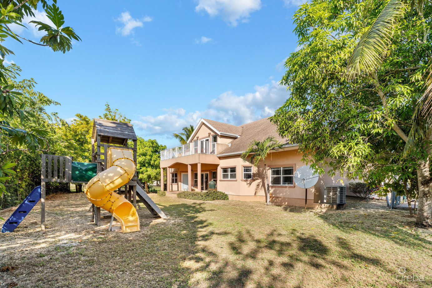 Large 5- Bedroom Home In Beach Bay, Bodden Town
