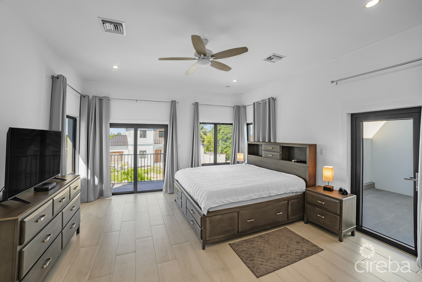 Spacious Modern 4br W/ En-suites & Bonus Room - Gated Community