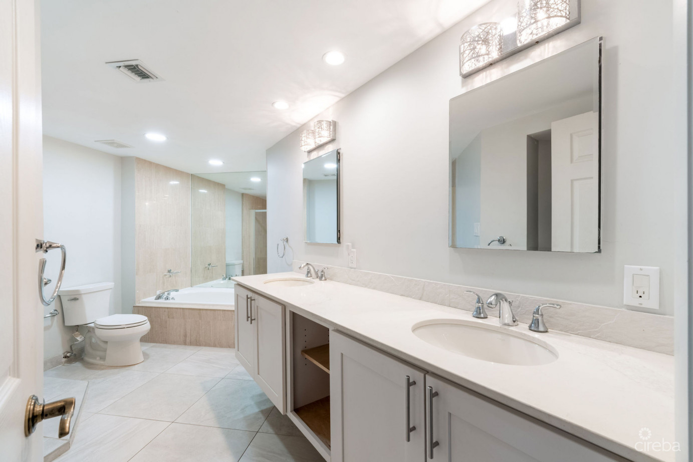 Britannia Lions Court 322, Seven Mile Beach Corridor