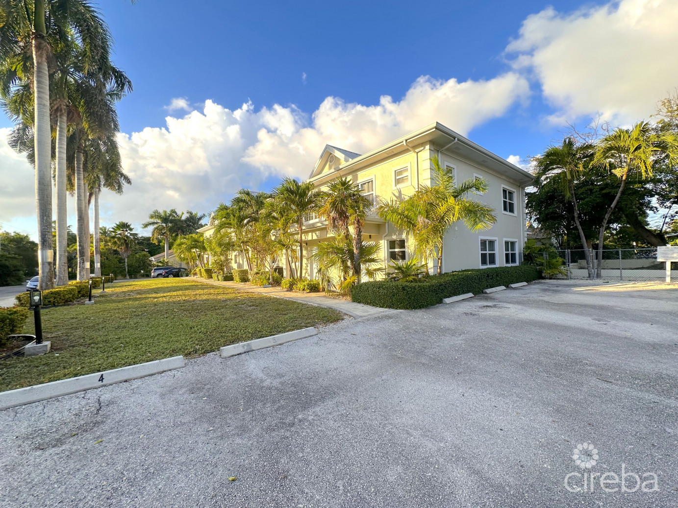 Glen Eden Renovated 2 Bed End Unit With Enclosed Yard