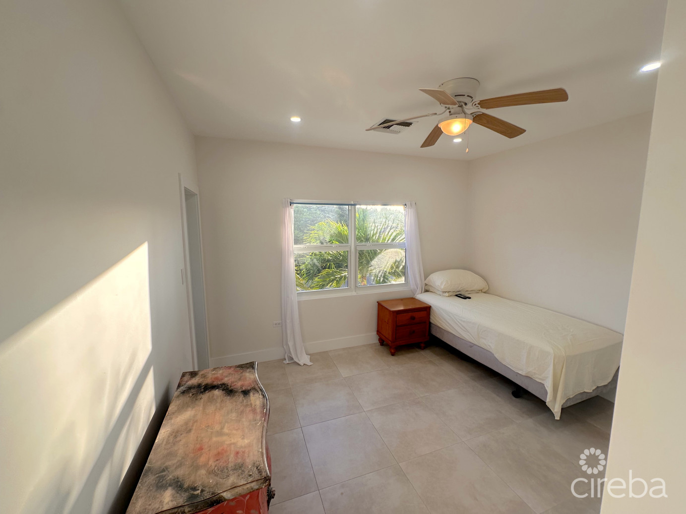 Glen Eden Renovated 2 Bed End Unit With Enclosed Yard